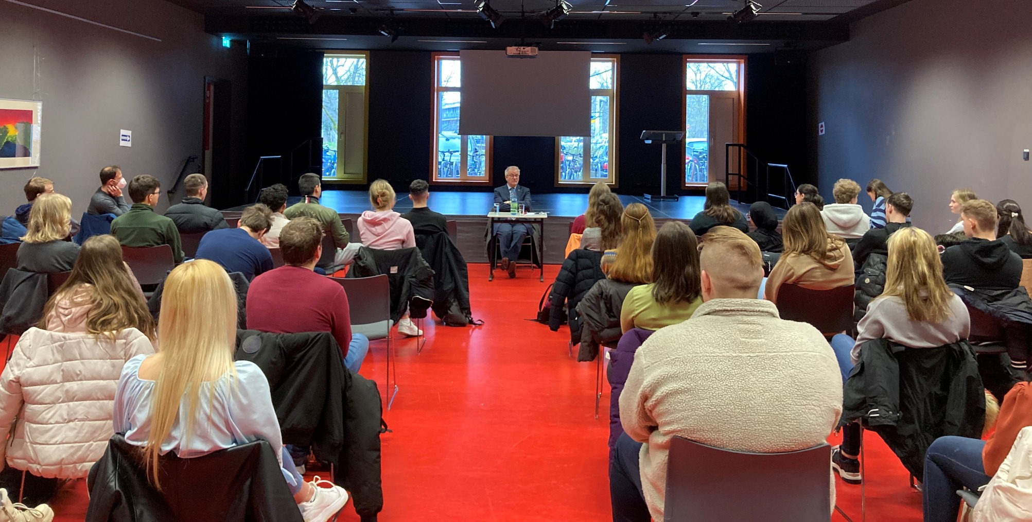 Diskussion mit MdEP Michael Gahler an GHS